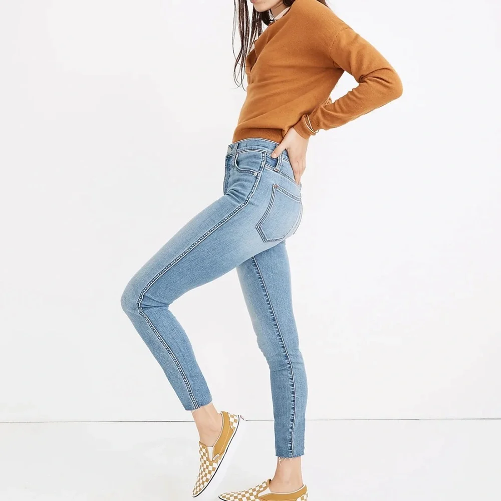 MADEWELL 10” HIGH-RISE LIGHT WASH BUTTON-FRONT RAW-HEM SKINNY JEANS. Sz30